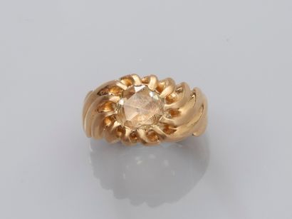 null Bague Jonc en or jaune, 750 MM, décor de godrons centré d'un diamant taille...