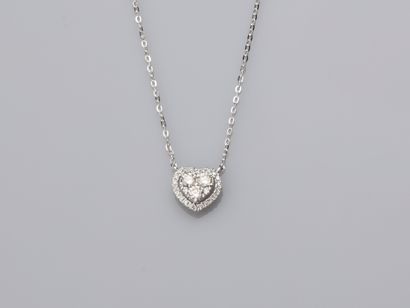 null Collier d'or gris, 750 MM, centré d'un coeur diamanté, fermoir anneau à ressort,...