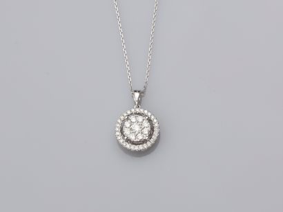 null Chaîne et pendentif rond en or gris, 750 MM, recouvert de diamants, total 0,45...