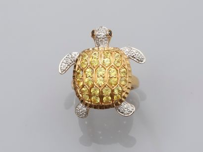 null Bague dessinant une tortue en or jaune, 750 MM, recouverte de saphirs jaunes...
