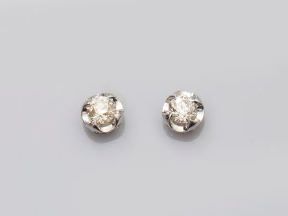 null Puces d'oreilles en or gris, 750 MM, chacune ornée d'un diamant, total 1 carat...