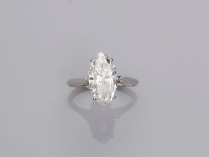 null Bague solitaire en or gris, 750 MM, ornée d'un diamant taille marquise pesant...