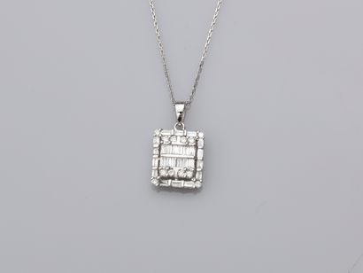 null Chaîne et pendentif en or gris, 750 MM, recouvert de diamants taille baguette...