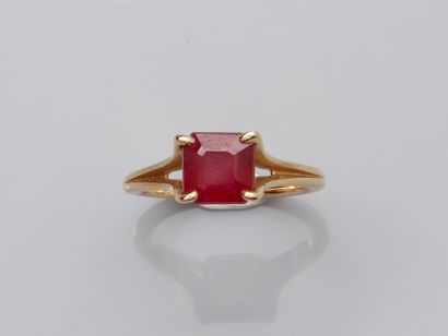 null Bague en or jaune, 585 MM, ornée d'un rubis taille carrée (non-analysé), côté...