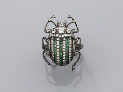 null Bague dessinant un scarabee d'or gris, 750 MM, recouvert de diamants, tsavorites...