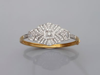 null Bracelet rigide ouvrant deux ors, 750 MM, centré d'un motif recouvert de diamants,...