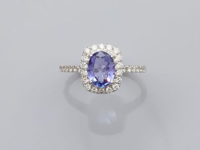 null Bague en or gris, 750 MM, centrée d'une tanzanite ovale pesant 1 carat environ...