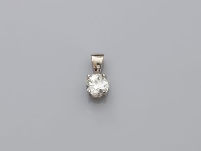 null Pendentif en or gris, 750 MM, ornée d'un diamant taille brillant pesant 0,80...