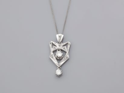 null Fine chaîne et pendentif en or gris, 750 MM, dessinant un drapé de diamants...