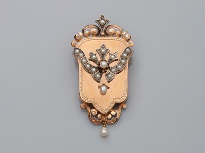 null Broche de corsage en or jaune, 750 MM, ornée de petites perles et diamants,...