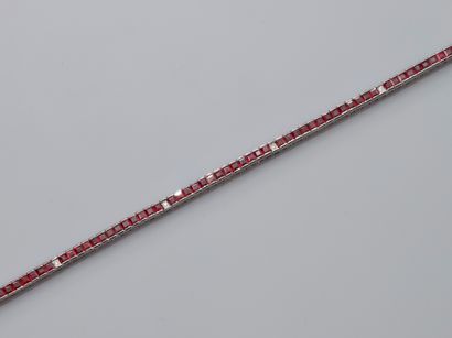 null Bracelet Ligne en or gris, 750 MM, souligné de rubis calibrés total 5,50 carats...