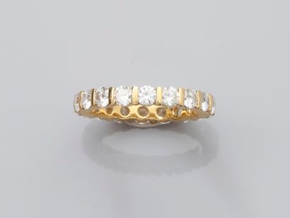 null Alliance d'or jaune, 750 MM, soulignée de diamants, total 2,20 carats environ,...