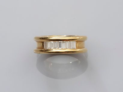 null Bague Alliance en or jaune, 750 MM, centrée de diamants taille baguette, 1 carat...
