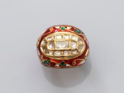 null Bague bombée en or jaune, 750 MM, recouverte d'émail polychrome autour de diamants...