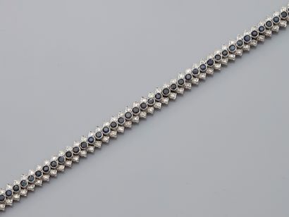 null Bracelet ligne en or gris, 750 MM, souligné de saphirs ronds entre deux lignes...