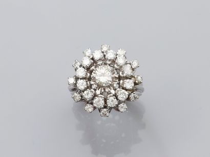 null Bague Fleur en or gris, 750 MM, recouverte de diamants, total 1,20 carat environ,...