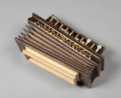 null Petit accordéon de salon circa 1880/90.

Placage de palissandre et nacre

Bon...