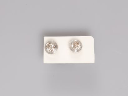 null Earrings in white gold, 750 MM, each set with a brilliant, total 0.60 carat,...