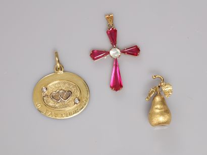  Lot : Médaille ornée de deux diamants et deux pendentifs en or jaune, 750 MM, pierres...