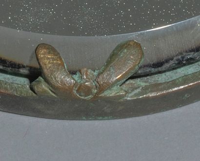 null 
 Armand-Albert RATEAU (1882-1938)

 Miroir à main en bronze à patine brune...
