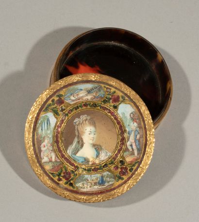  Gold, enamel and tortoise shell snuffbox with piqué decoration. 
The box is belted...