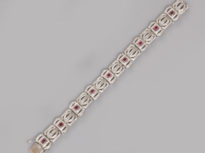  Bracelet en or gris, 750 MM, recouvert de rubis taillés et diamants taille baguette...