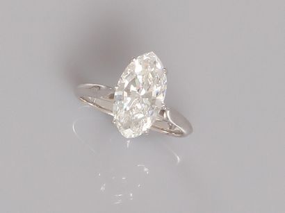  Bague solitaire en or gris, 750 MM, ornée d'un diamant taille marquise pesant 3,04...