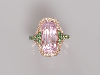 null Pink gold ring, 750 MM, set with a kunzite weighing about 10 carats hemmed and...