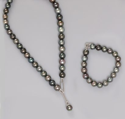 null Ensemble : Collier et bracelet en or gris, 750 MM, formés de perles de Tahiti...