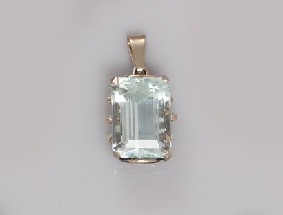 null Yellow gold pendant with an aquamarine, 18 x 12 cm, circa 1950, weight: 7.3g...