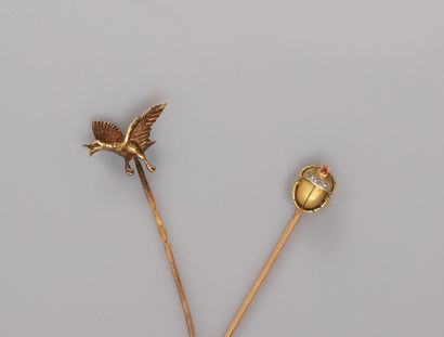 Two yellow gold tie pins, 750 MM, one drawing...
