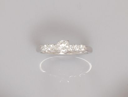 null Bague en or gris, 750 MM, centrée d'un diamant taille brillant pesant 0,42 carat...