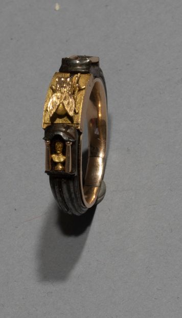  Rare et bel anneau séditieux de fidélité, en or et acier, à système. 
L’anneau en...