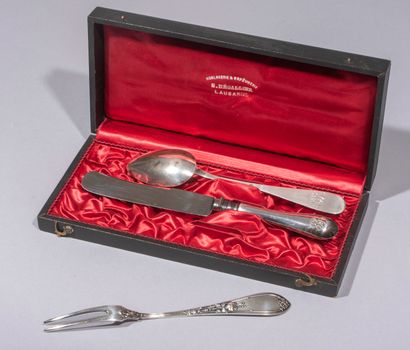 null Coffret comprenant une cuillère et un couteau, manche

en argent.

Travail germanique...