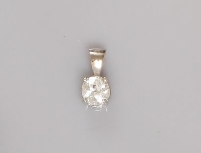  Pendentif en or gris, 750 MM, ornée d'un diamant taille brillant pesant 0,90 carat...