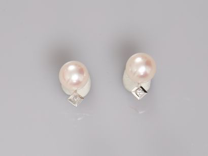null Earrings in white gold, 750 MM, each adorned with a Japanese cultured pearl...