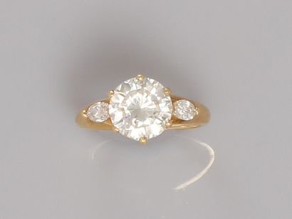  Bague solitaire deux ors, 750 MM, ornée d'un diamant taille brillant pesant 2,26...