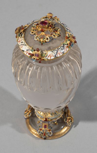  Hermann RATZERSDORFER (1815-1891) attribué à, 
Faux flacon en cristal de roche taillé...