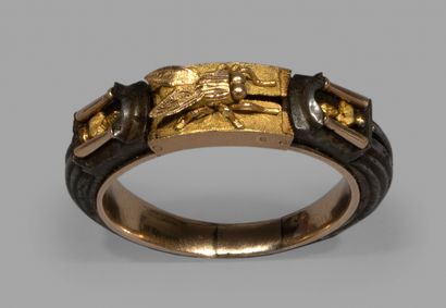  Rare et bel anneau séditieux de fidélité, en or et acier, à système. 
L’anneau en...
