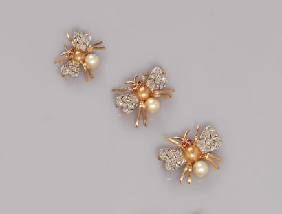 null Set of three brooches of different sizes in yellow gold, 750 MM, set with diamonds...