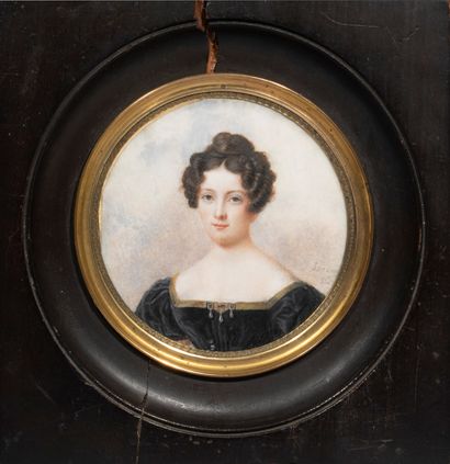 null 
Portrait d’une dame de qualité, 1850




Miniature sur ivoire




Porte une...