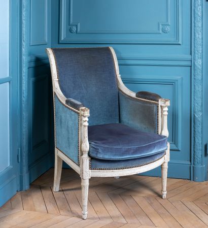 null 
Bergère in cream lacquered wood, moulded and carved, the back with scroll,...