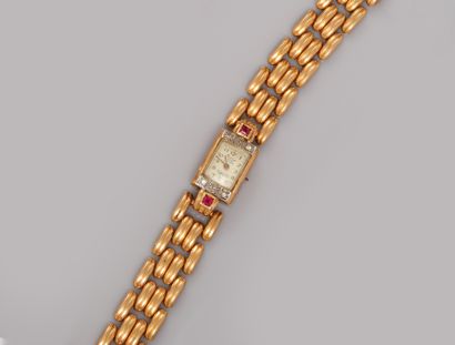 Bracelet montre en or rose , 750 MM, lunette rectangulaire ornée de diamants, manque...