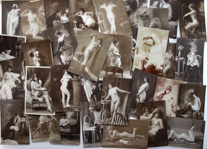 null Jean AGÉLOU. Études de nu, lingerie, vers 1910-1920. 33 épreuves argentiques...