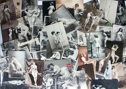 null [Photographe non identifié]. Études de nu, lingerie, vers 1900. 49 impressions...