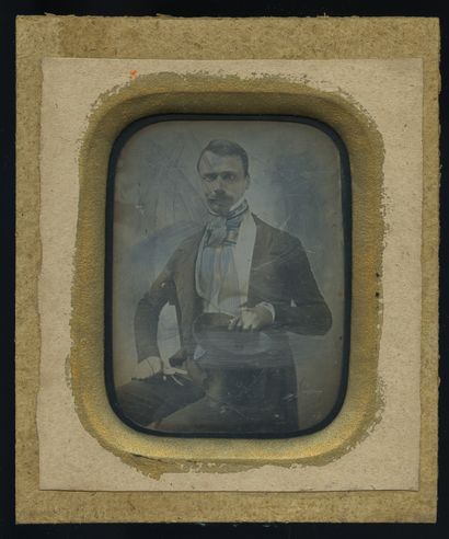 null Portrait d'homme, vers 1860. Daguerreotype, 10,8 x 8,2 cm. Légérement rehau...