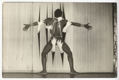 null 
MASCULIN. Études de nus masculins, concours et spectacles, vers 1970. 8 épreuves...