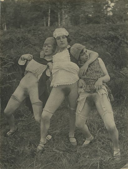 null MONSIEUR X. Les Trois amies, vers 1930. Épreuve argentique d’époque, 24 x 18...