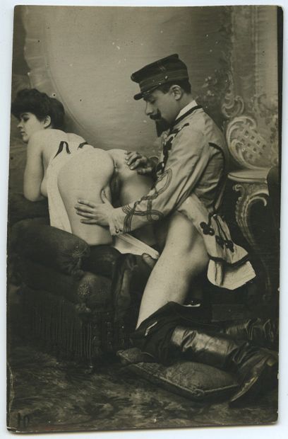 null RUSSIE. SAINT-PÉTERSBOURG. Scènes pornographiques en costume, vers 1900. 8 épreuves...