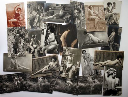 null A. NOYER. Études de nu, lingerie vers 1928. 22 épreuves argentiques d'époque,...